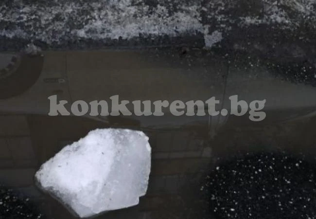 Парче лед полетя от камион и едва не уби хора!
