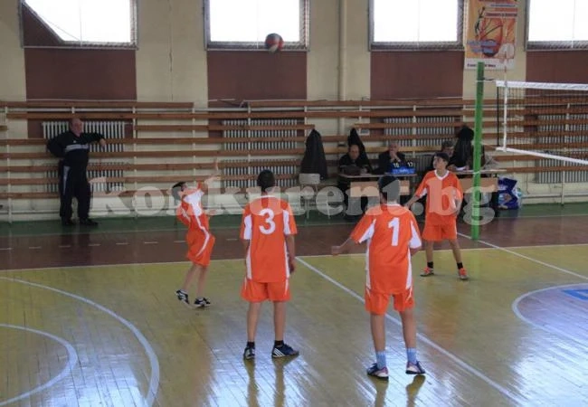 Престижно школо прави дубъл във волейбола