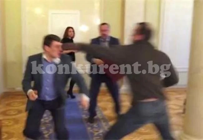 Депутати се бият до кръв в Украйна