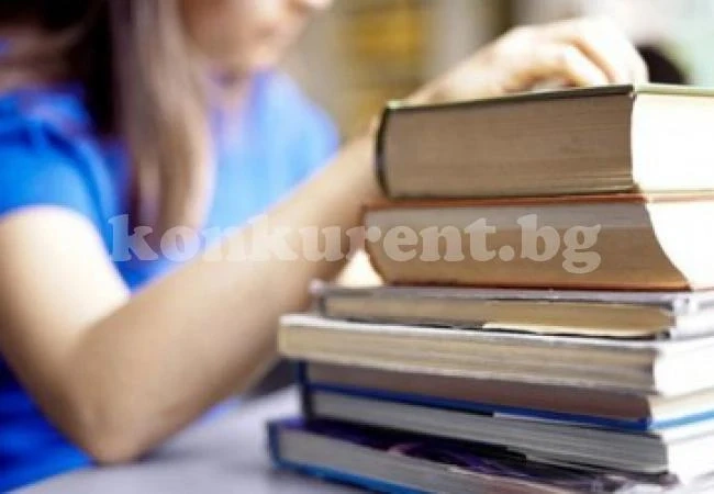 Чужденци проучват бъдещите студенти от Фейсбук