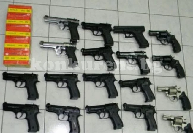 Откриха 19 газови пистолета във влака София-Белград