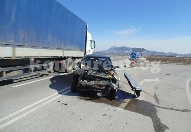 Дядо и внуче са в болница след катастрофа на обходния път
