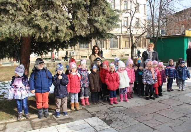Малчугани поднесоха цветя пред паметника на Левски 
