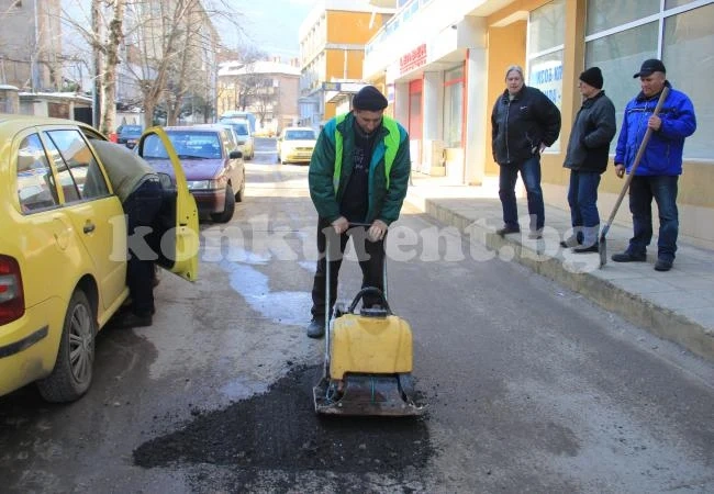 Кърпенето на дупките във Враца продължава