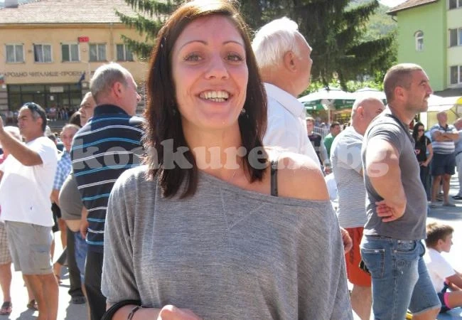 Медицинска сестра представя клуб на първенство по борба