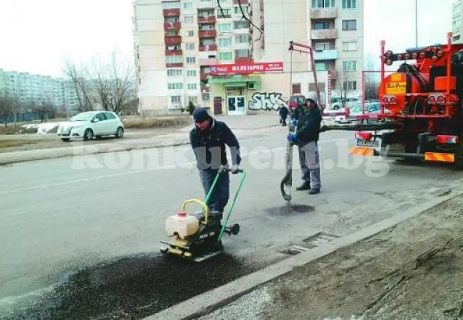 Експресно кърпят зейналите от снега дупки