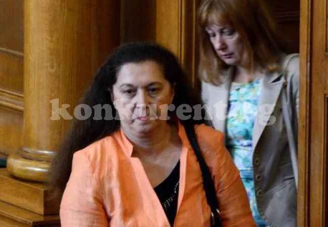 Потичат парите от НЗОК: Удължиха с 22 дни договора на Румяна Тодорова