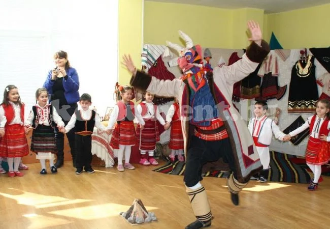Малчугани пресъздадоха празника Сирни заговезни