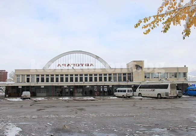 „Фолксваген“ се натресе в автобус във Враца