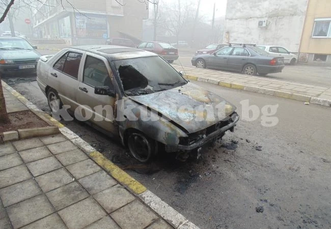 Запалиха колата на полицай от Враца