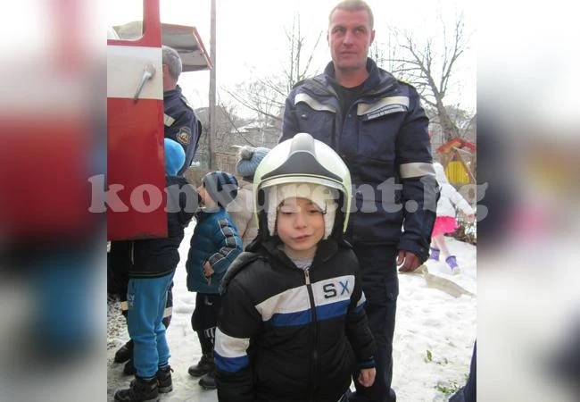 Пожарникари влязоха в детска градина в Оряхово
