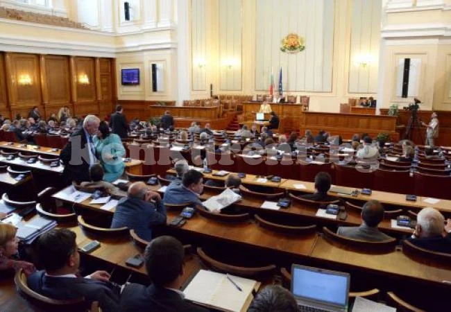 Започнаха процедурните хватки за заема, дългът може да бъде приет с едва 68 гласа