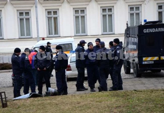 Полицията затяга редиците около парламента