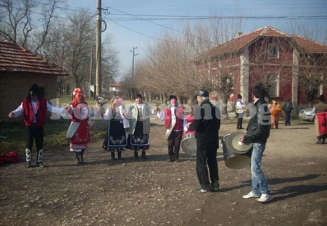 Ялова сватба събра цяло село