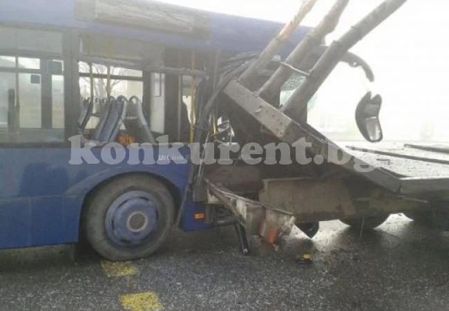 Жесток удар на автобус в камион заради мъгла