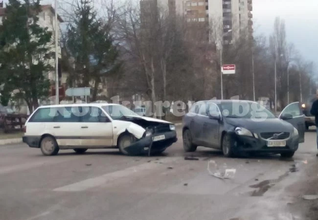 Две коли се удариха във Враца