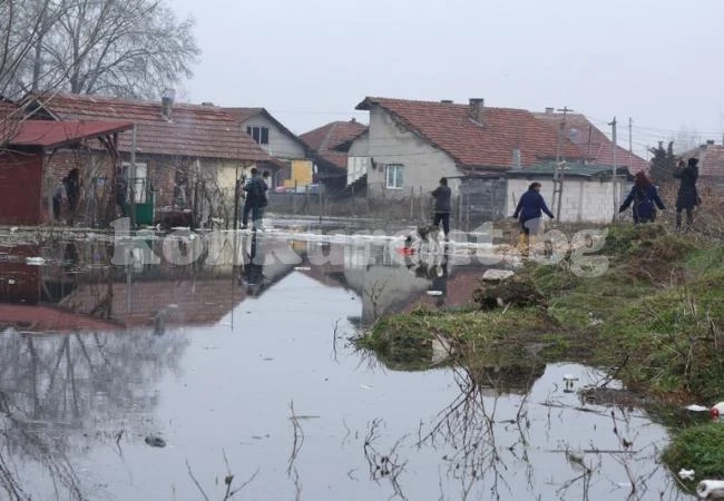 Откраднаха метална решетка на отводнителна тръба в ромския квартал