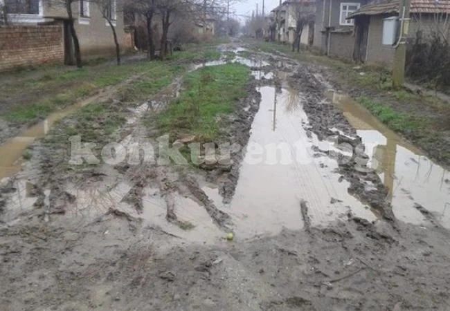 Селска улица се превръща в река, хората реват за помощ