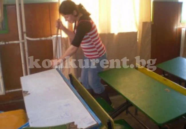 Чистачки стават бодигардове в училищата