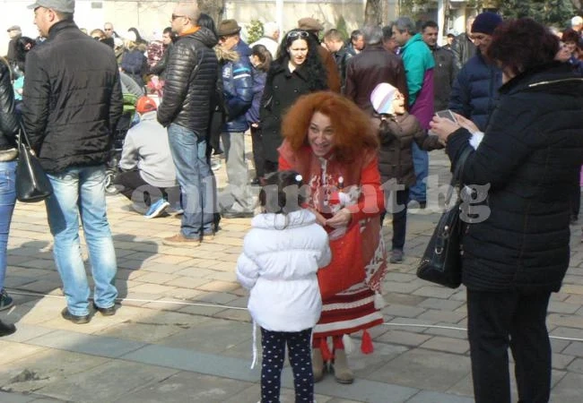 Баба Марта връзва мартеници в центъра на Враца