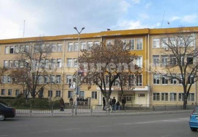 Директорка на гимназия и домакин се млатят пред ученици