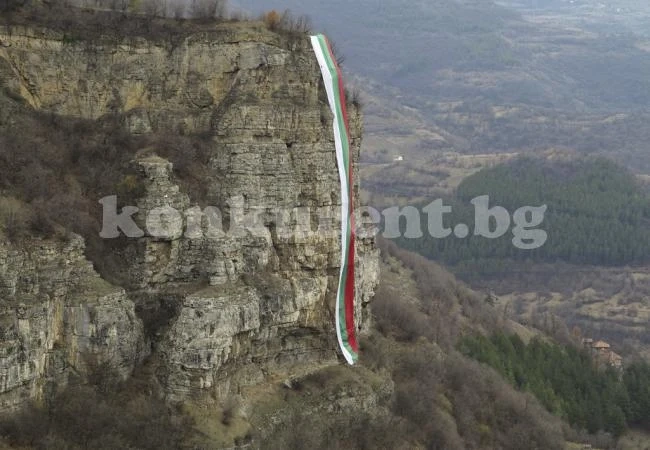 70-метрово знаме се вее на скала над Бов