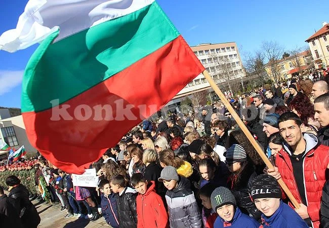 Стотици отбелязаха 3 март във Враца