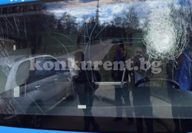 Фенове изпочупиха автобуса на Левски