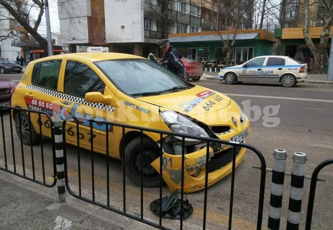 Кола и такси се натресоха във Враца