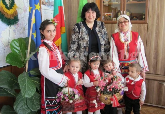 Деца от Берковица раздадоха мартеници на управници