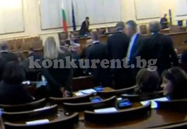 ПФ-Атака разцепи Народното събрание - заседанието е прекратено!