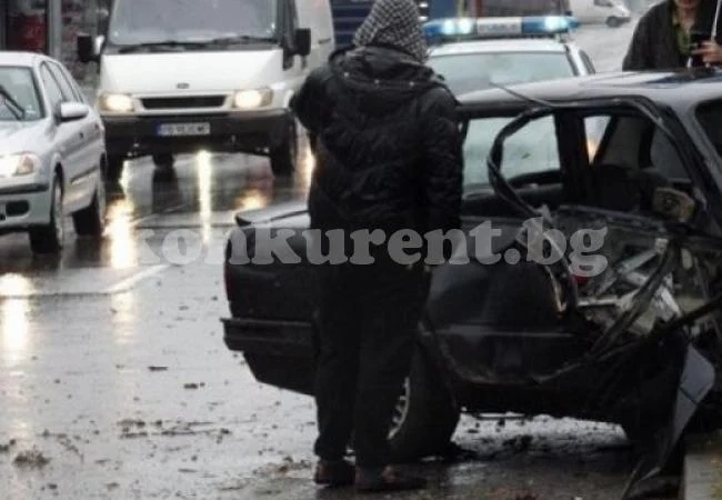 Верижна катастрофа с 3 коли на магистрала “Люлин”