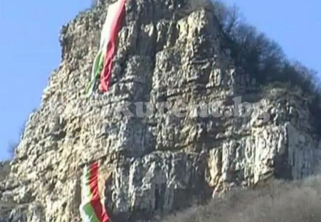 Бурята разкъса на две 60-метровия трибагреник на гара Бов