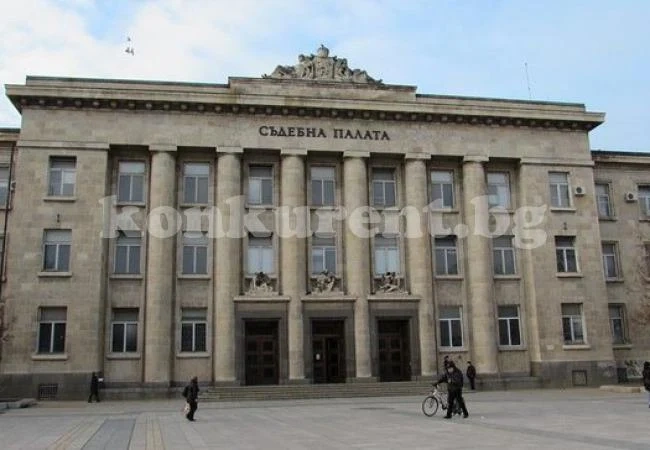 Осъдиха осмокласник за юмрук в лицето на учител