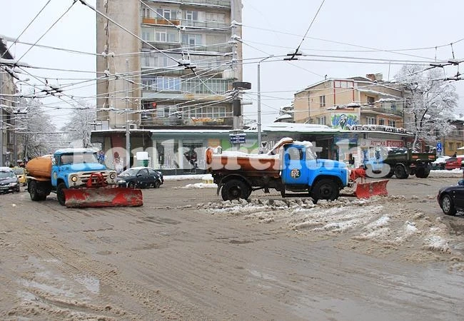 Чистят нон стоп улиците във Враца, няколко села са без ток