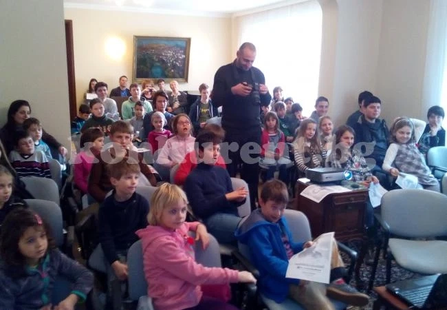 Деца от училището в Брюксел пяха „Мила родино“