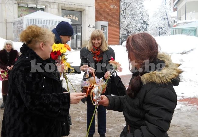Депутат и областен раздават гербери за 8-ми март