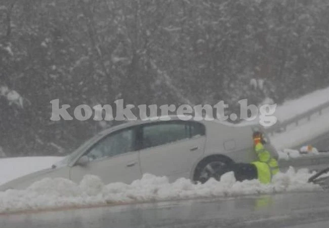Бебе оцеля до мъртвата си майка в кола, потънала в река