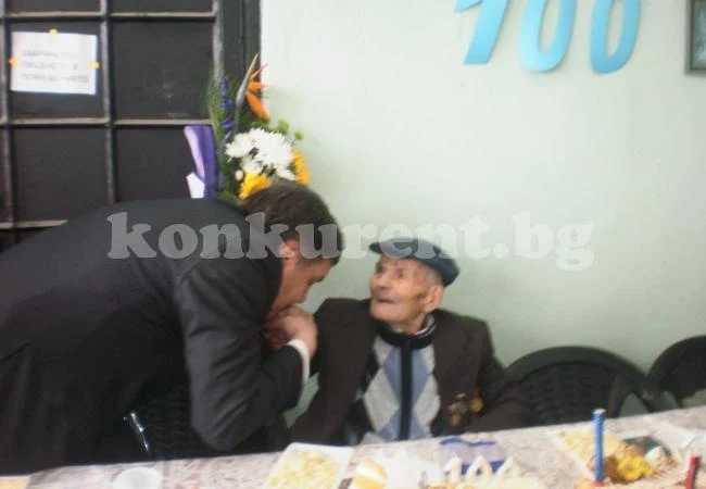 Кметът на Криводол уважи 100-годишнината на дядо Иван 