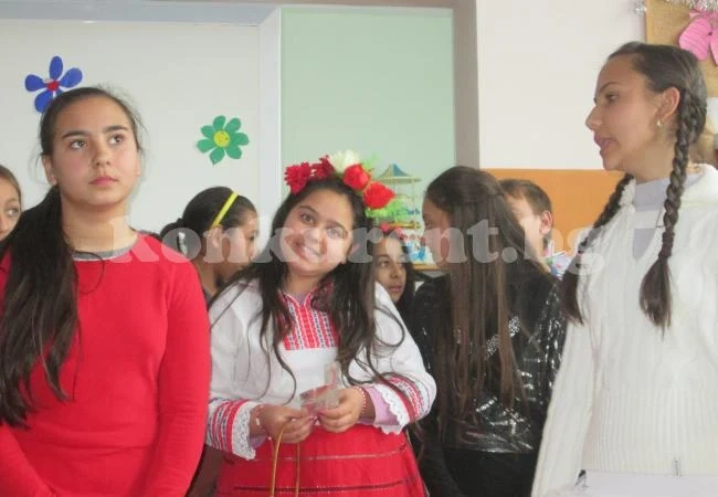 Деца играха пиеса пред родители
