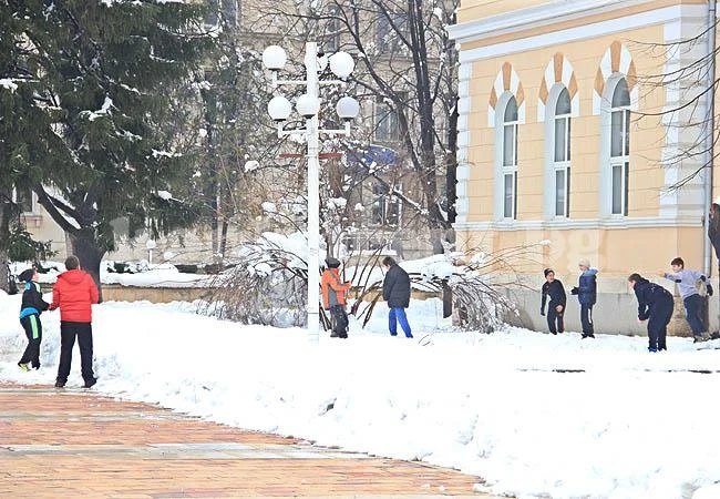Снегът зарадва децата /Снимки/
