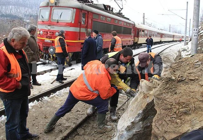 /Снимки/ Разчистват линията от падналата скала