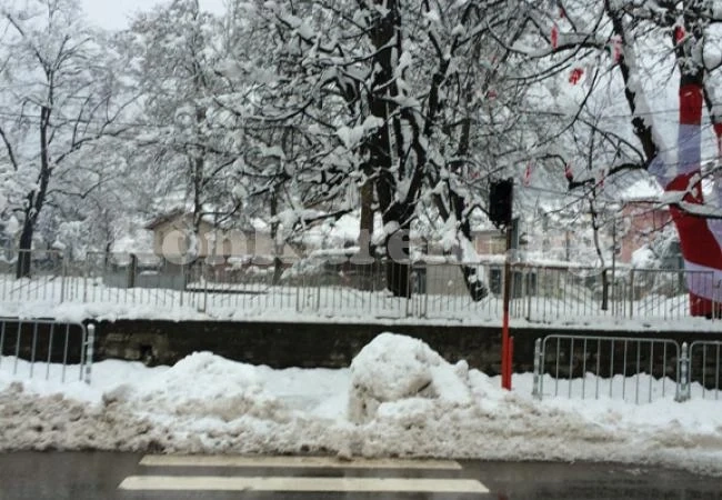 Снегът предизвика аварии на светофари във Враца