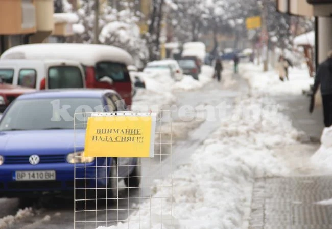 Внимание! Снежни лавини падат от покривите във Враца