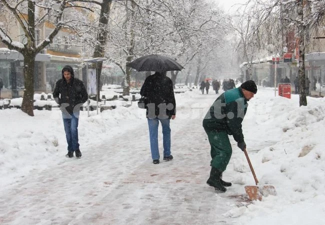 Още в 6 часа сутринта работниците на БКС излязоха да чистят /Снимки/