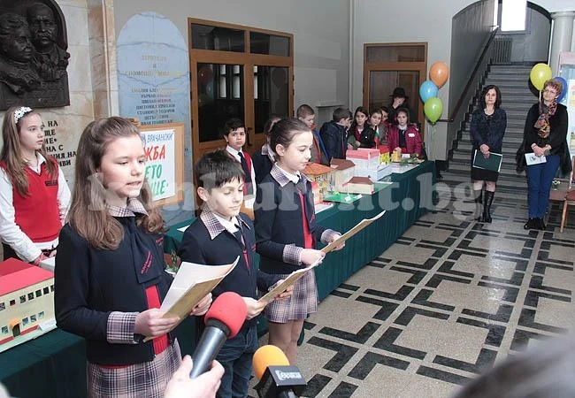 Ученици от НУ „Св. Софроний Врачански” наредиха изложба