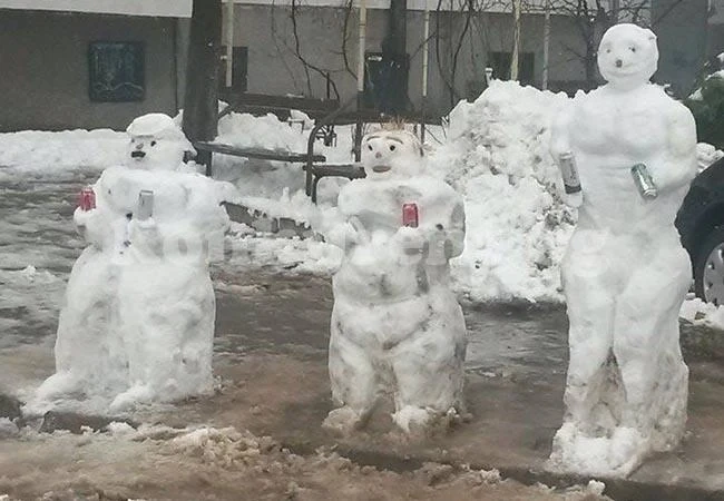 Снежни човеци пият бира, веселят врачани /Снимки/