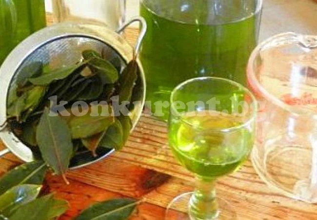 Дафинови листа морят миризмата и потенето на краката