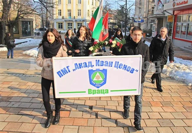 Учениците от ПМГ-Враца почетоха патрона си с шествие