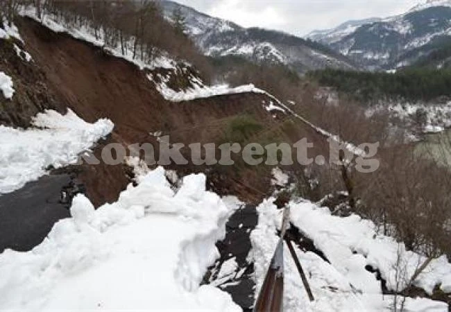 Свлачище отнесе главeн водопровод, хиляди остават без вода